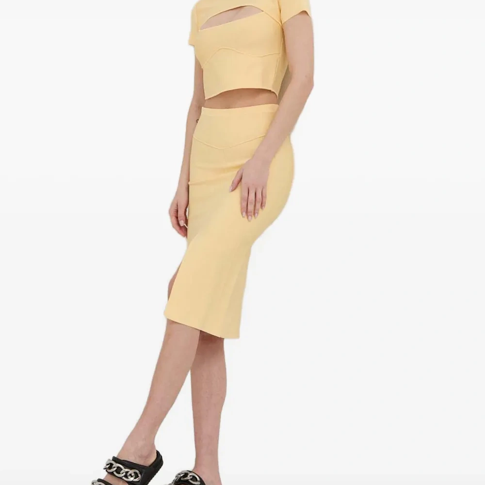 Топ с короткими рукавами и вырезами