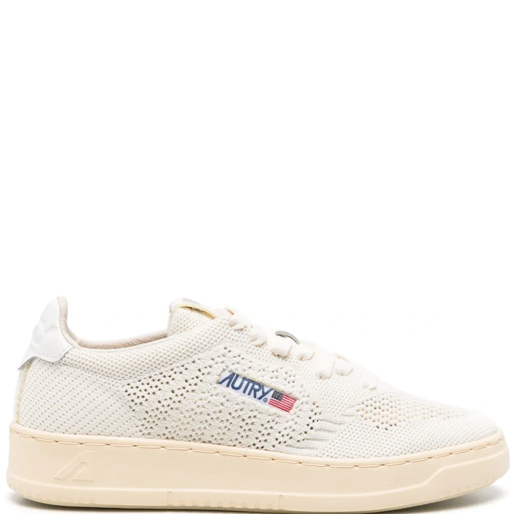 Кроссовки с нашивкой-логотипом