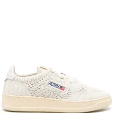 Кроссовки с нашивкой-логотипом