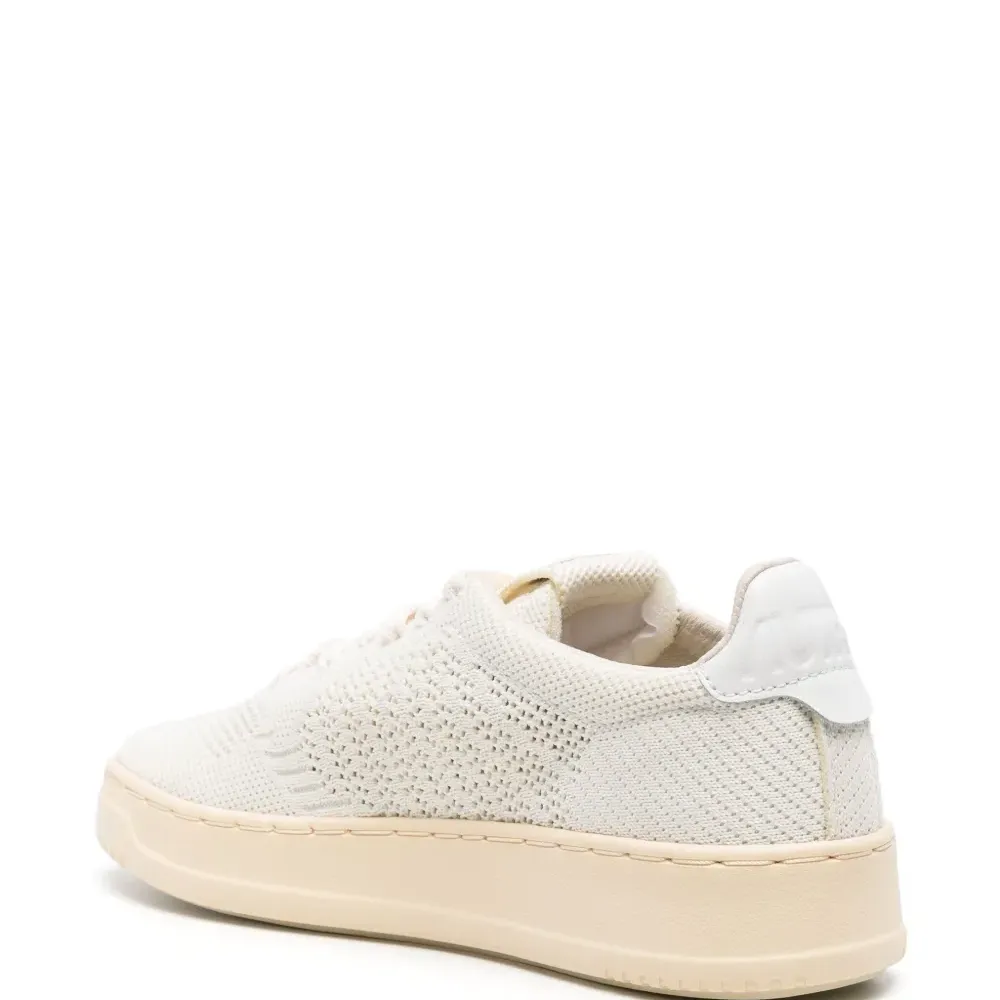 Кроссовки с нашивкой-логотипом