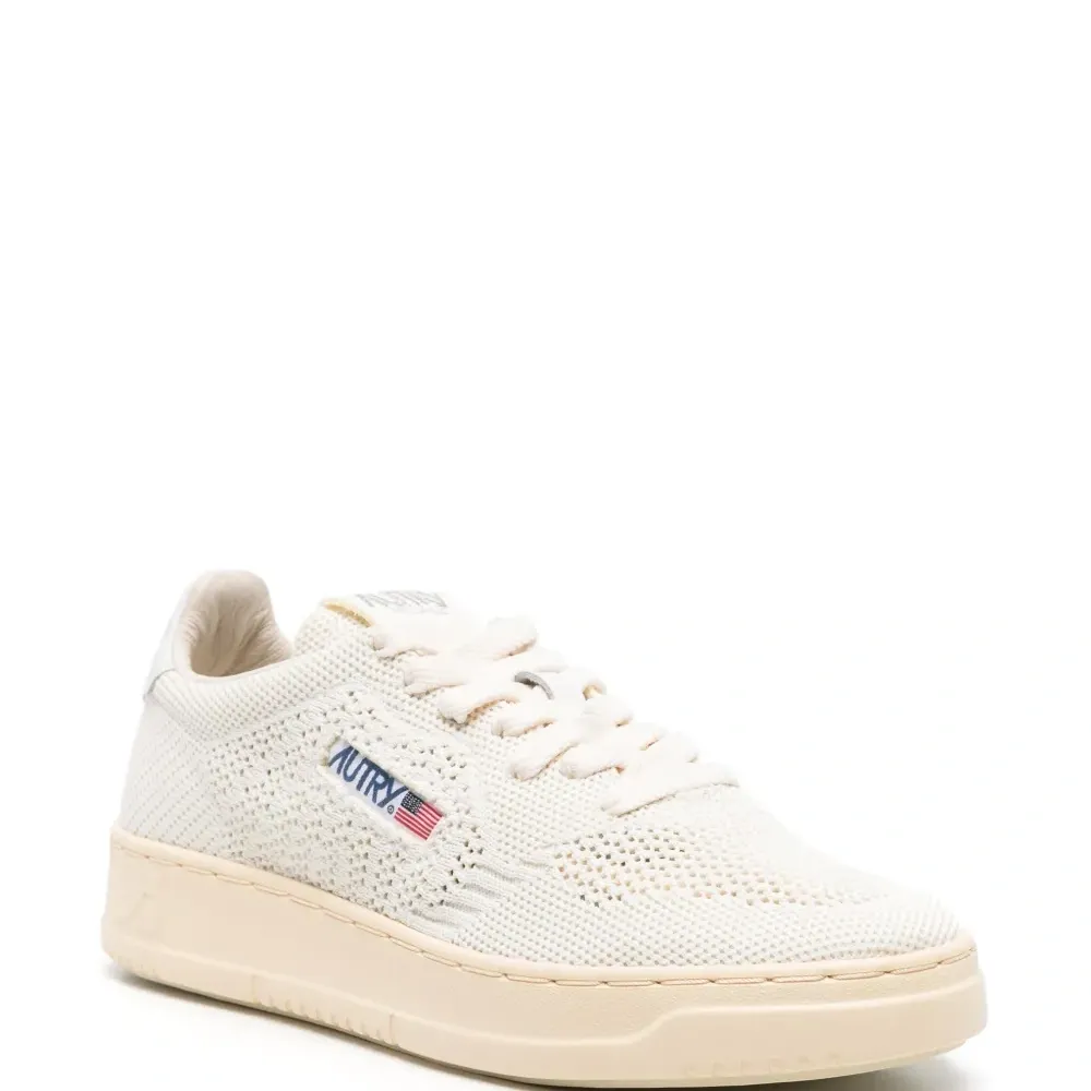 Кроссовки с нашивкой-логотипом