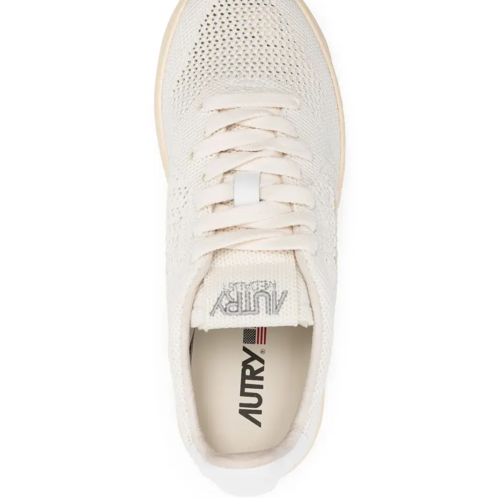 Кроссовки с нашивкой-логотипом