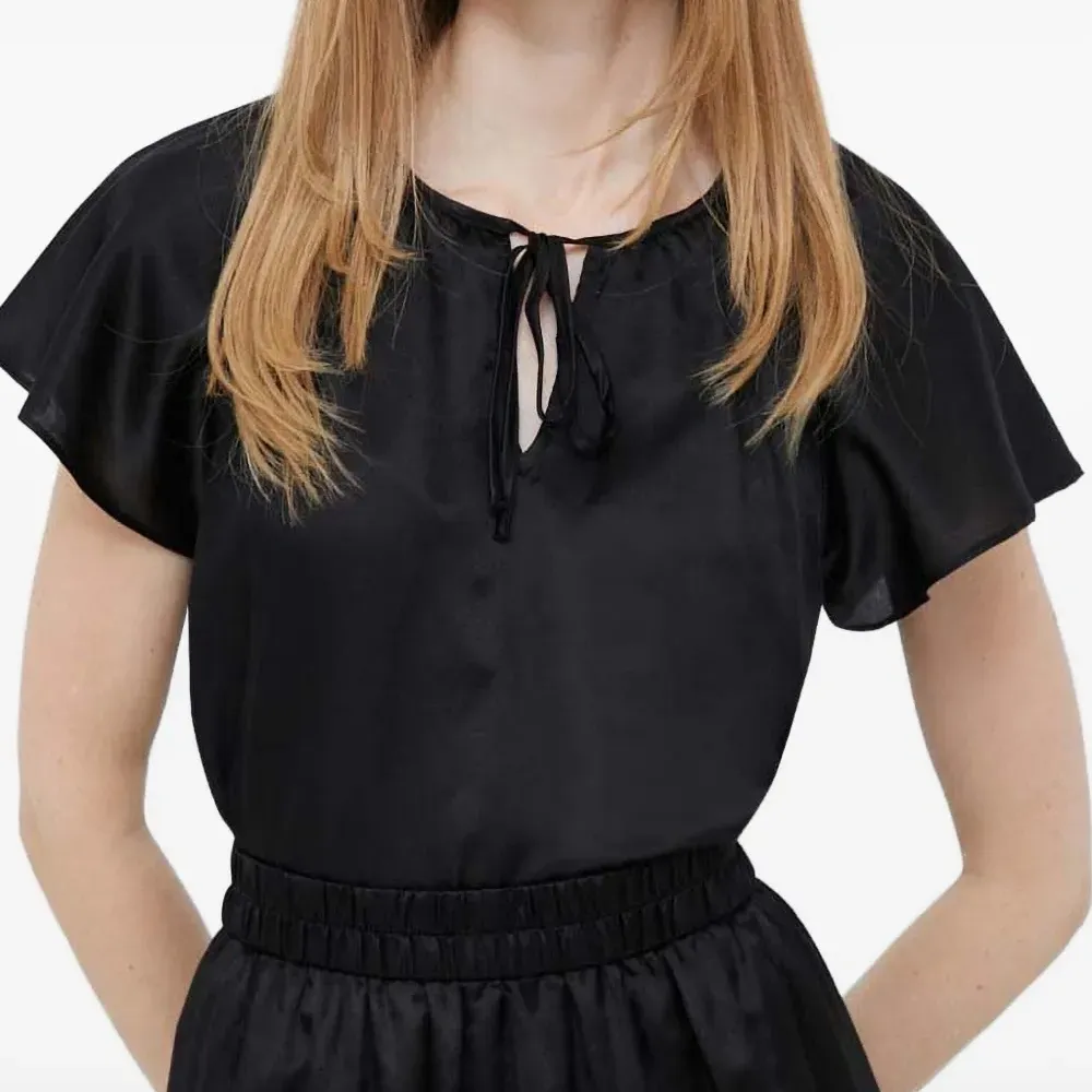 Блузка с бантом на шее и рукавами-крылышками