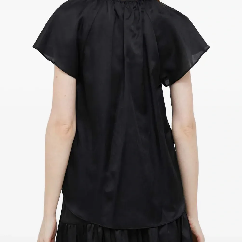 Блузка с бантом на шее и рукавами-крылышками