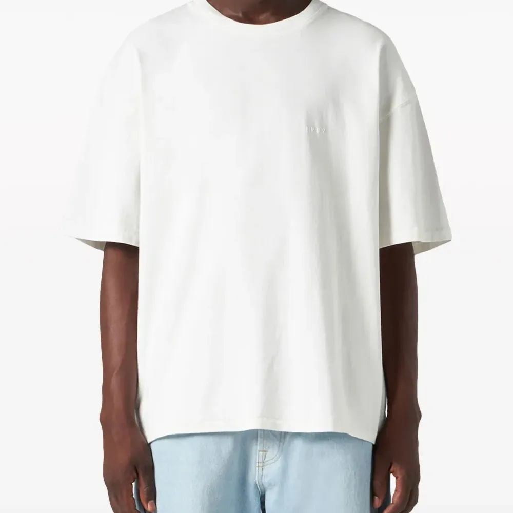 Футболка с вышитым логотипом