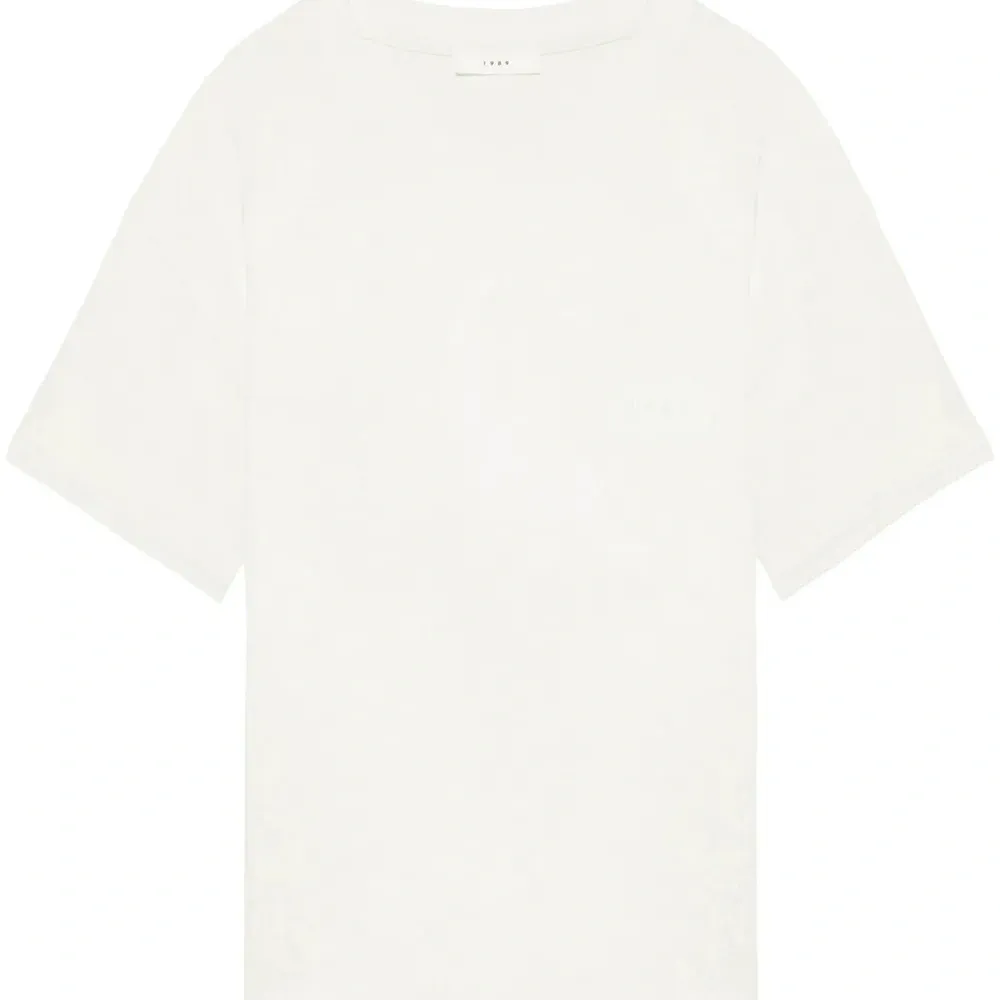 Футболка с вышитым логотипом