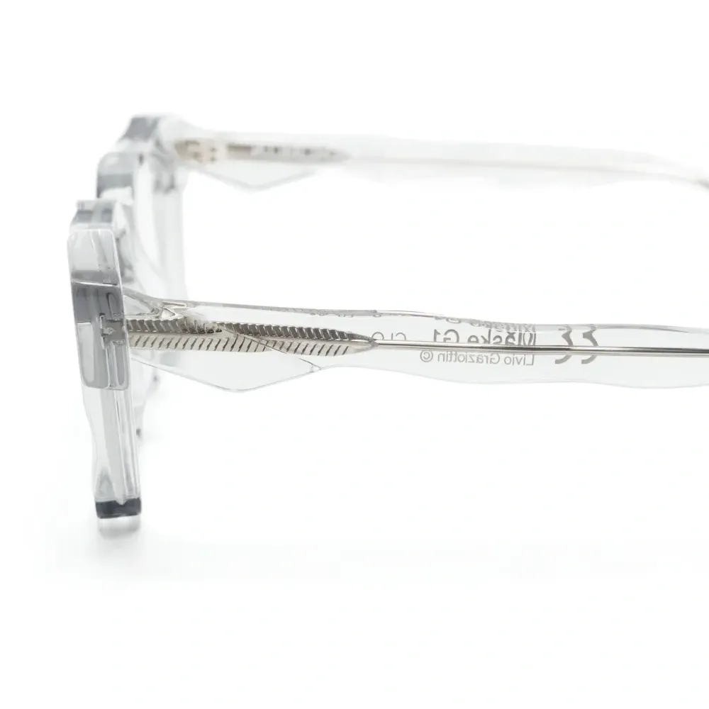 Очки в прямоугольной оправе