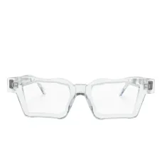 Очки в прямоугольной оправе