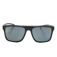 Солнцезащитные очки в квадратной оправе