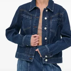 Джинсовая куртка на пуговицах