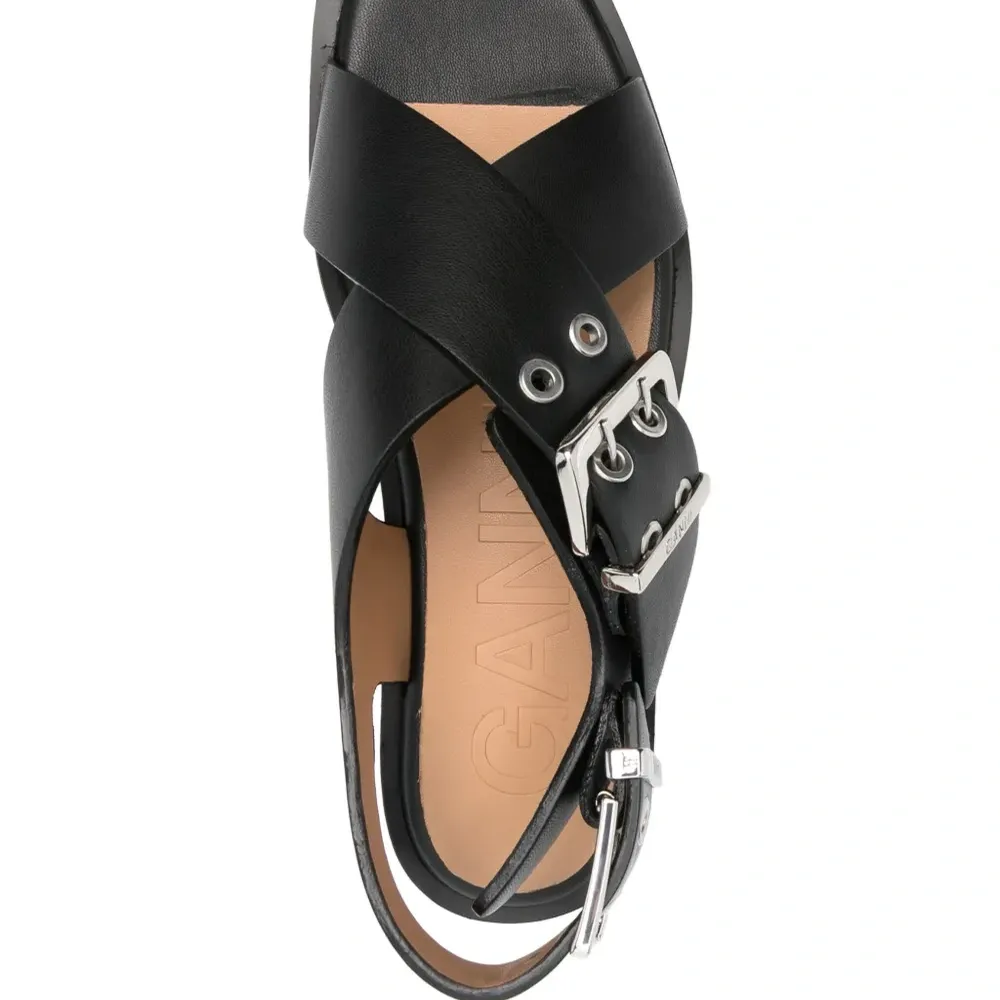 Сандалии с перекрестными ремешками и пряжками