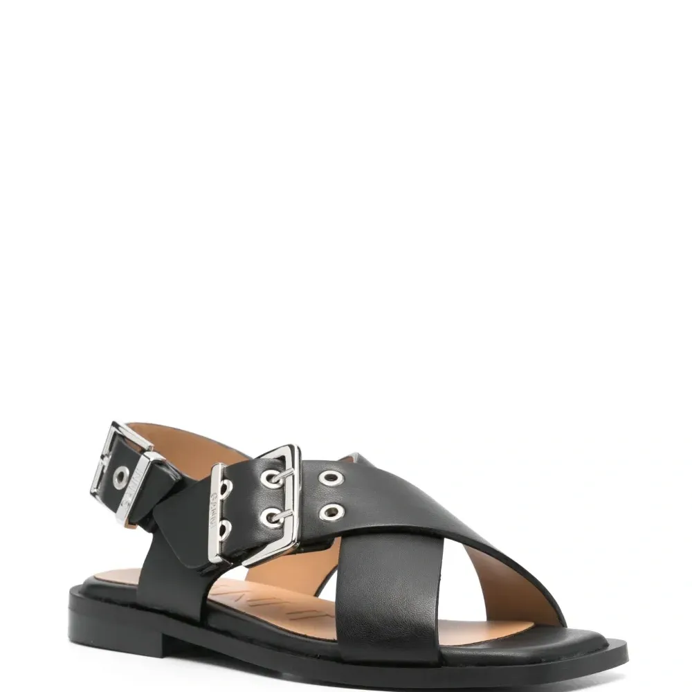 Сандалии с перекрестными ремешками и пряжками