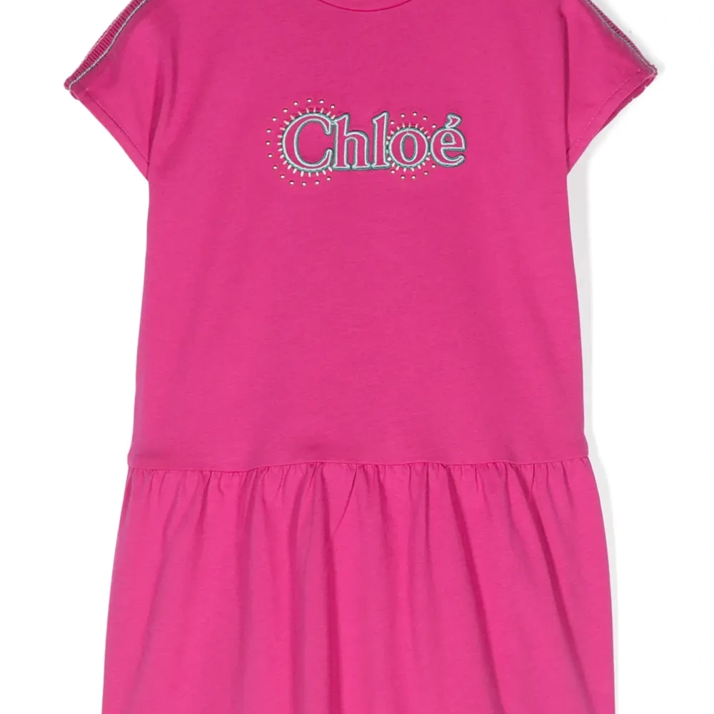 Платье с вышитым логотипом