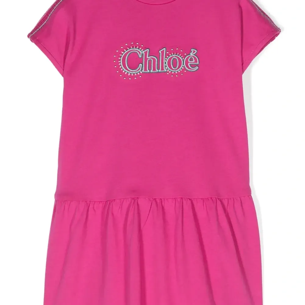 Платье с вышитым логотипом