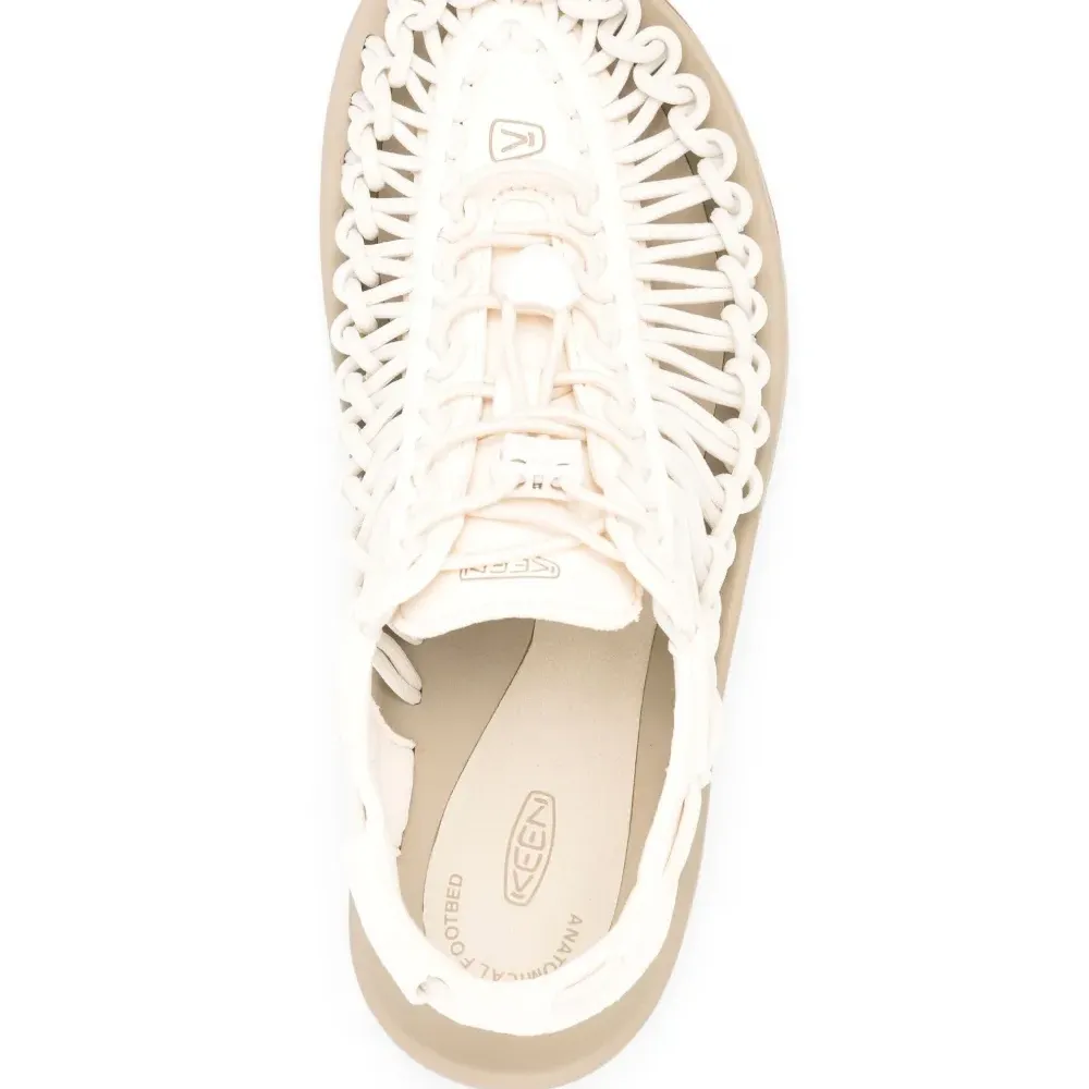 Сандалии Uneek с тисненым логотипом