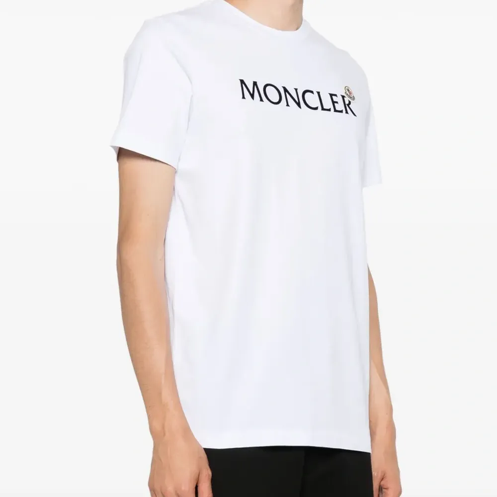 Футболка с фактурным логотипом Футболка с фактурным логотипом