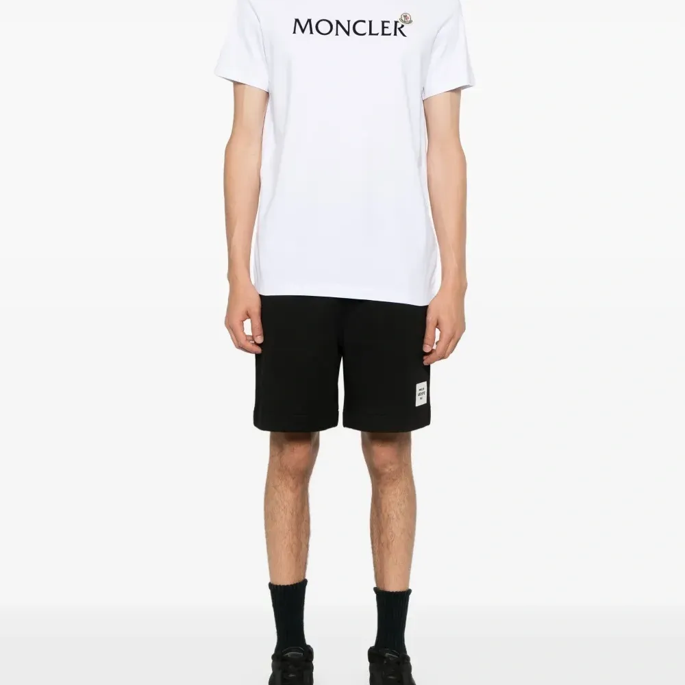 Футболка с фактурным логотипом Футболка с фактурным логотипом