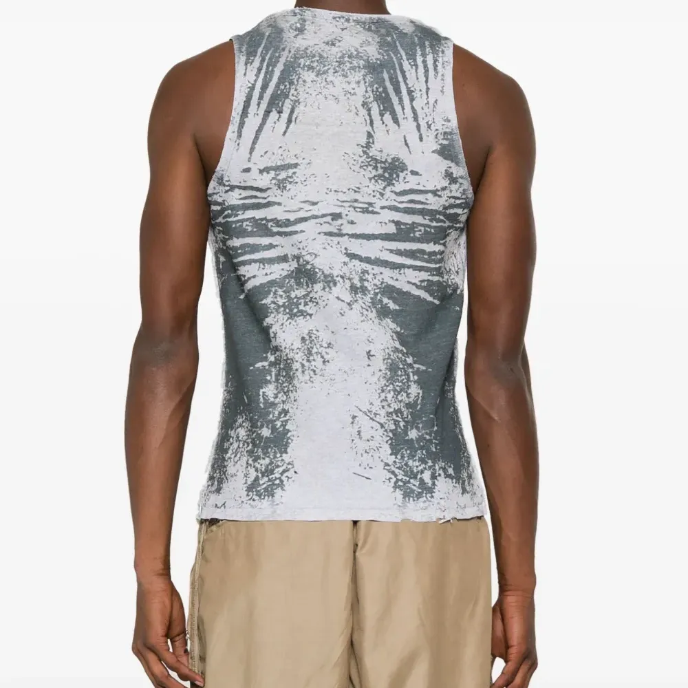 Топ с вышитым логотипом