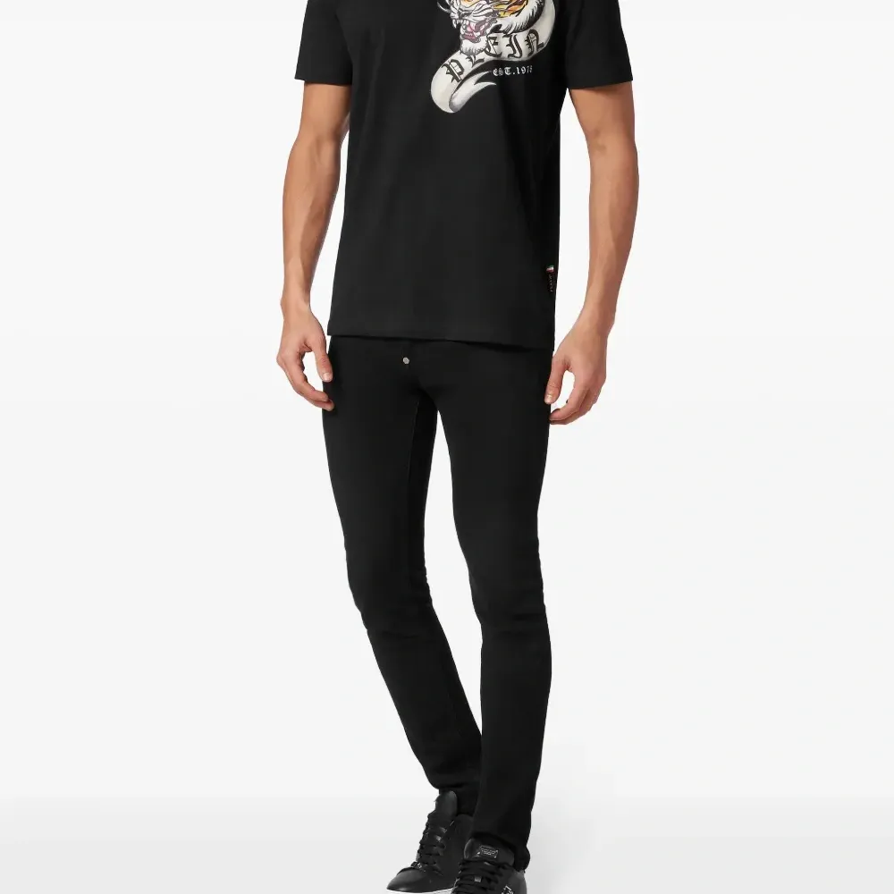 Футболка с графичным принтом Футболка с графичным принтом