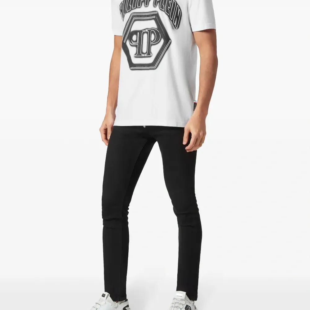 Футболка с логотипом