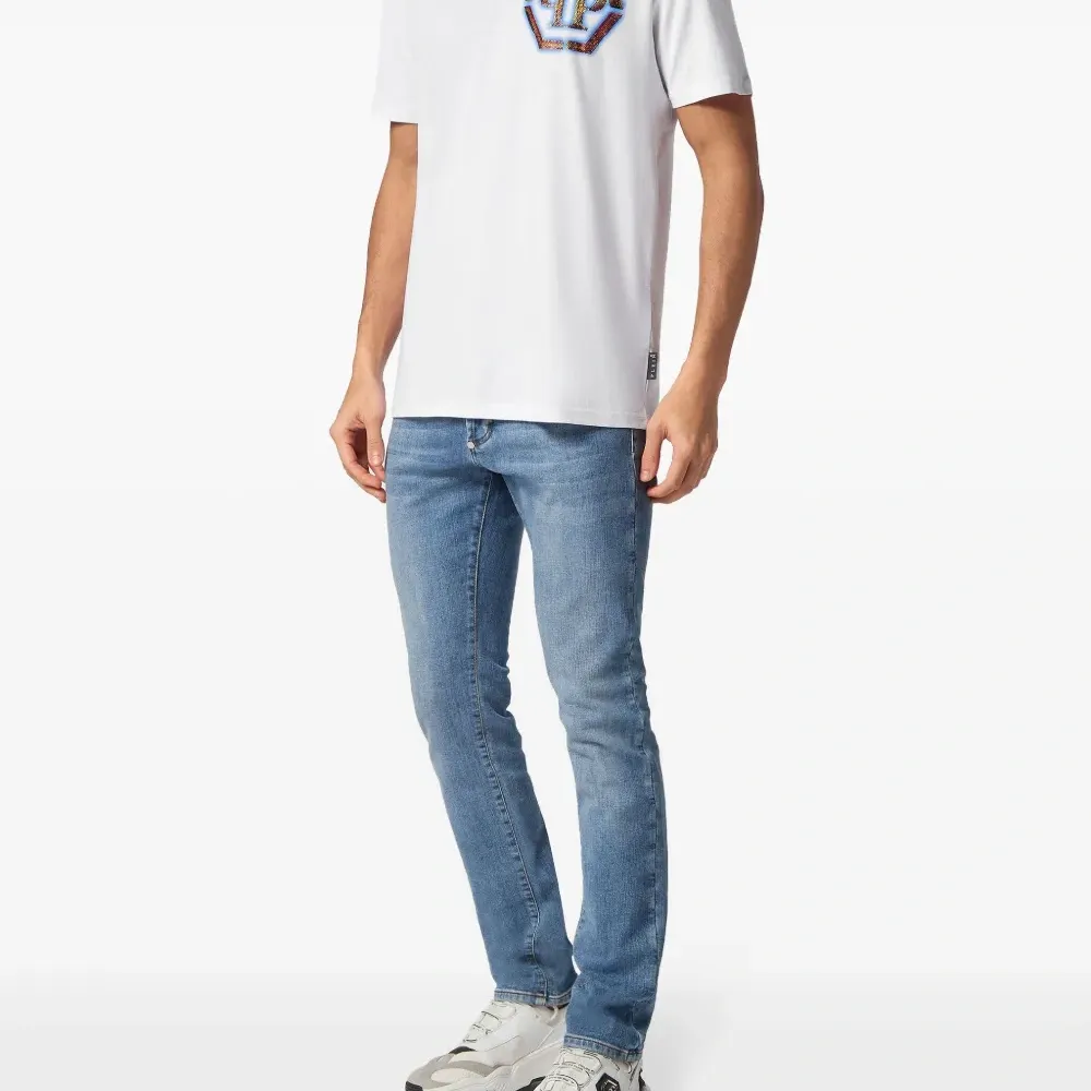 Футболка с логотипом