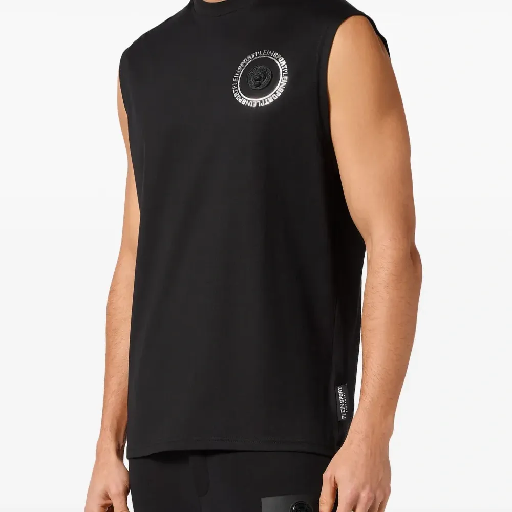 Топ с круглым вырезом и логотипом