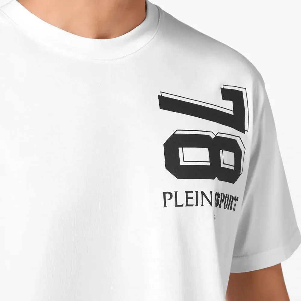 Футболка с логотипом