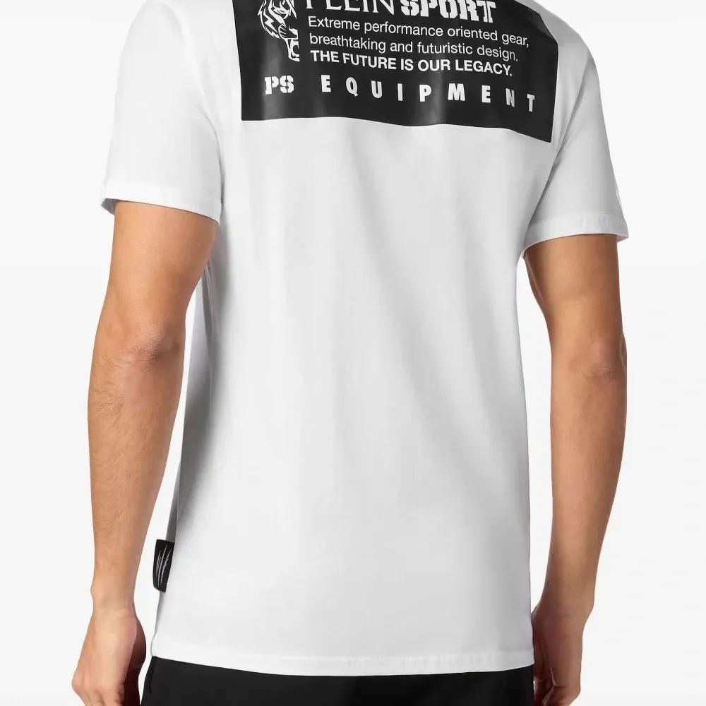 Футболка с логотипом