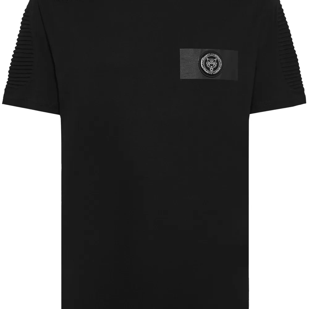 Футболка с нашивкой-логотипом