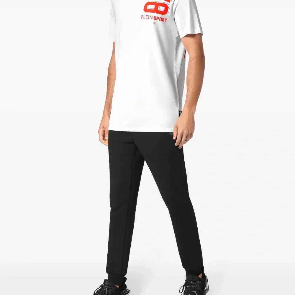 футболка с логотипом