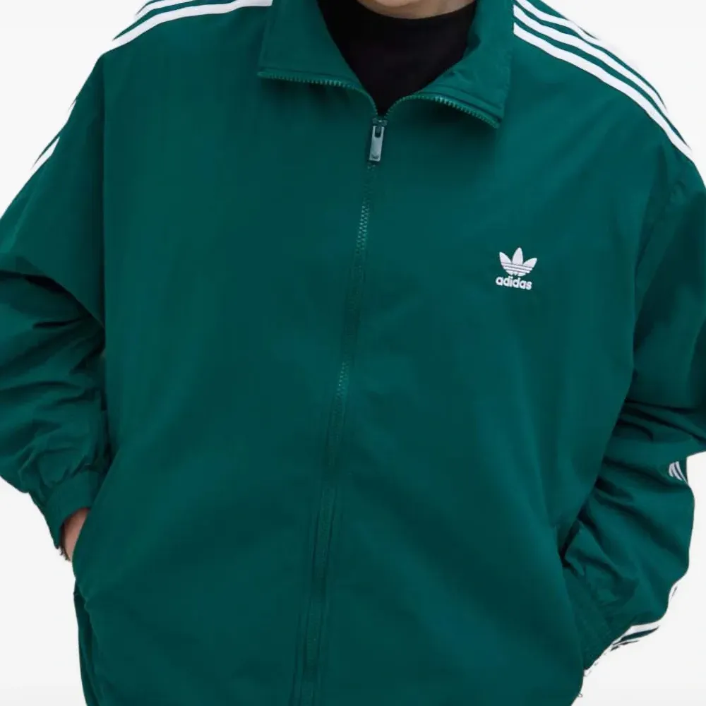 Куртка на молнии с полосками Куртка на молнии с полосками