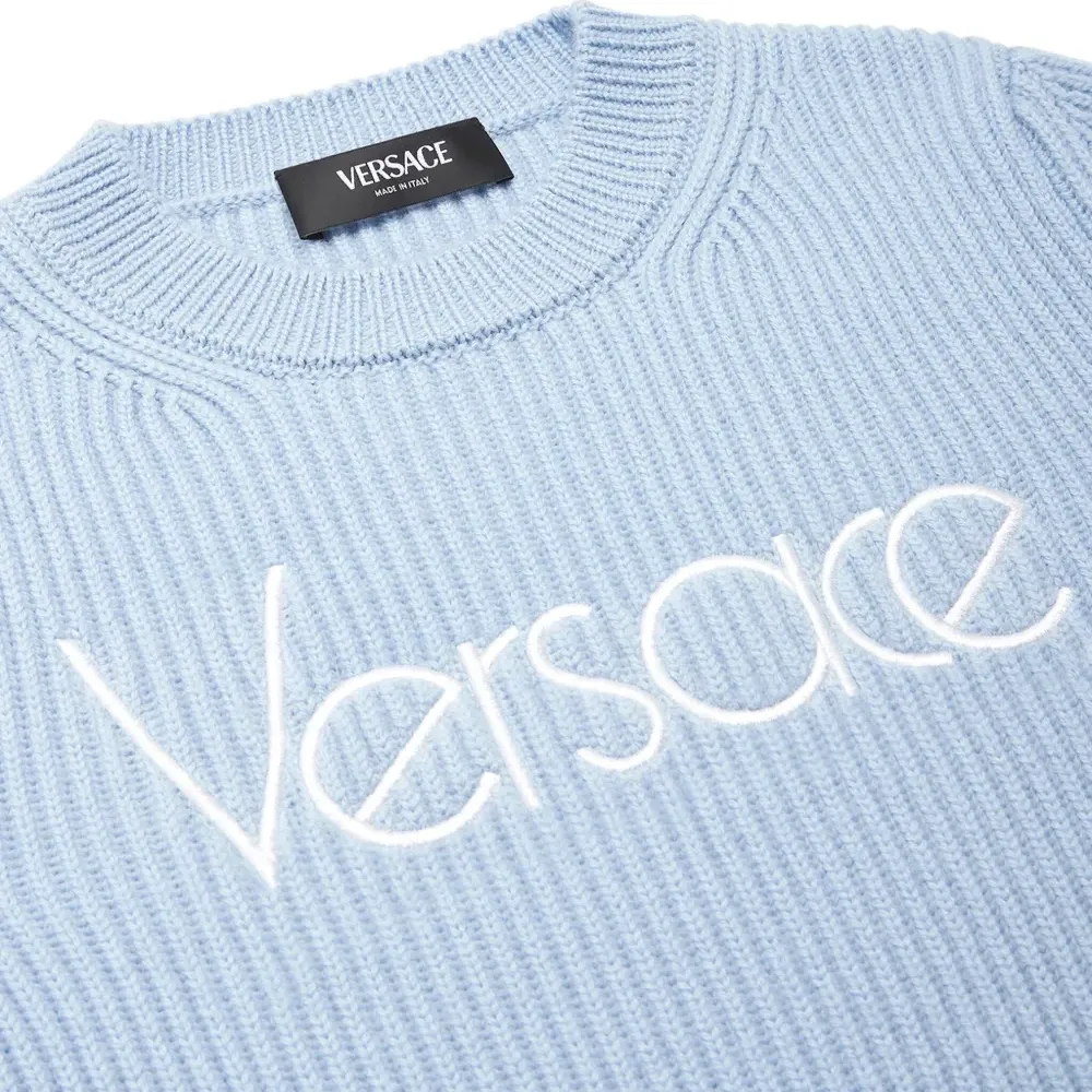 джемпер в рубчик с вышитым логотипом