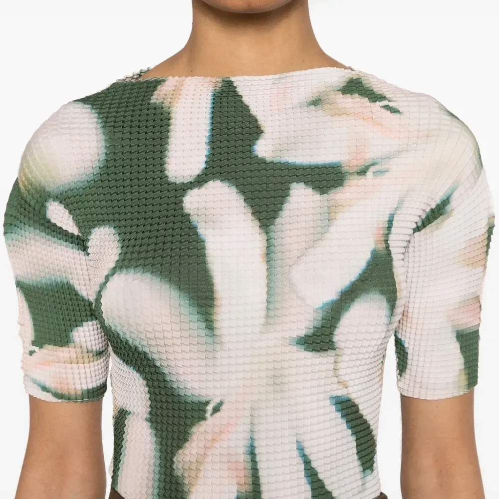 Плиссированная футболка с цветочным принтом