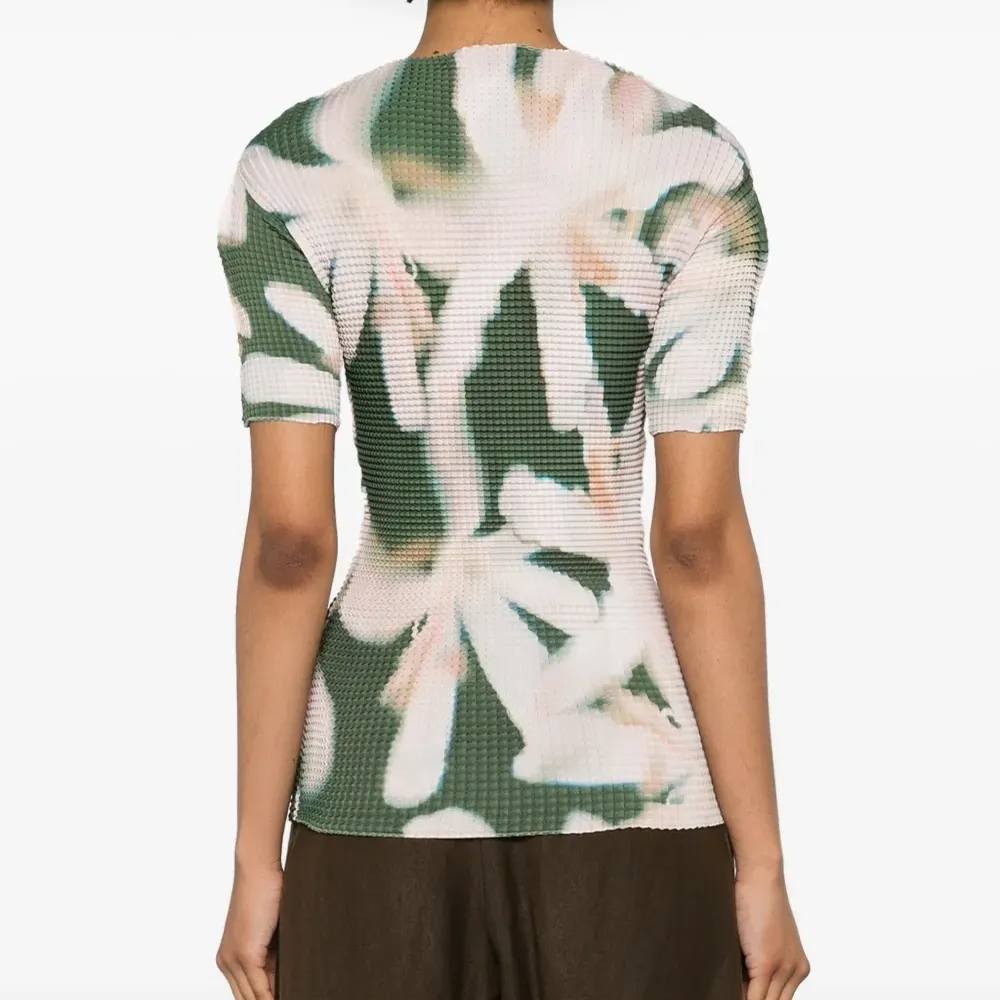 Плиссированная футболка с цветочным принтом