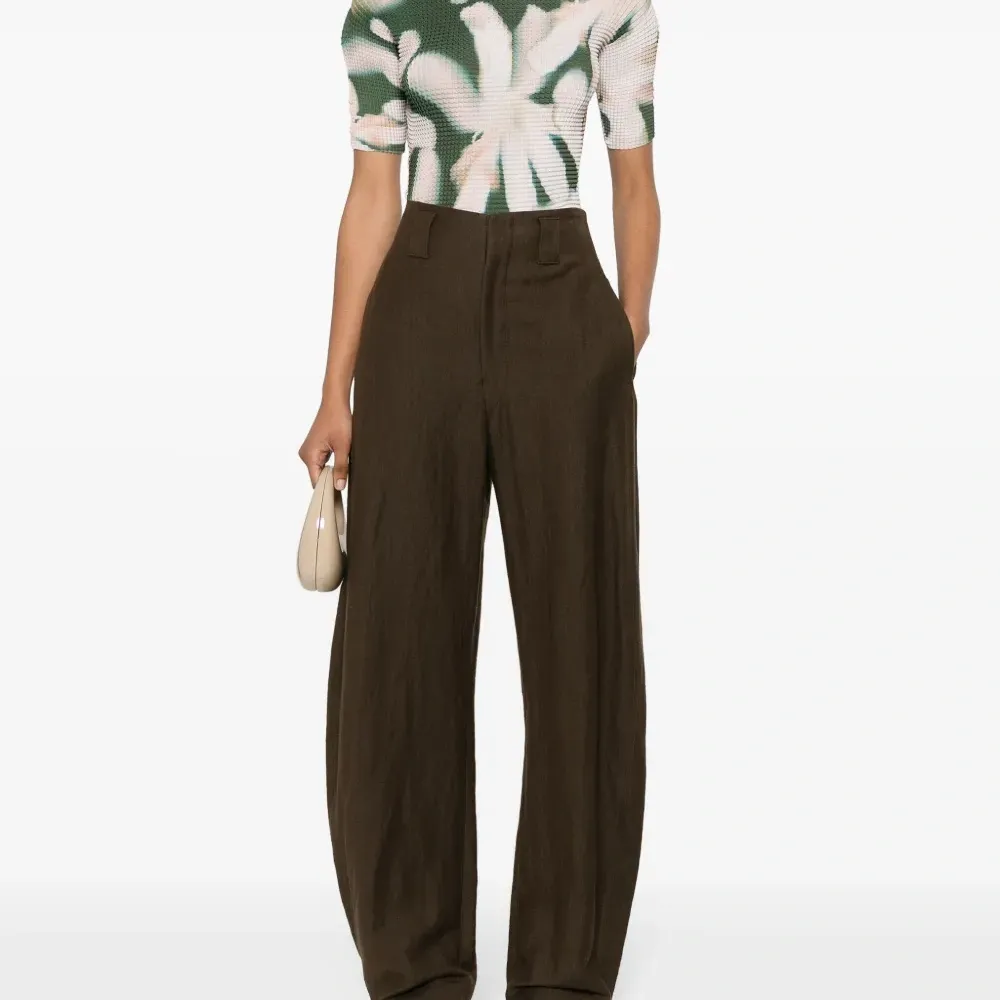 Плиссированная футболка с цветочным принтом