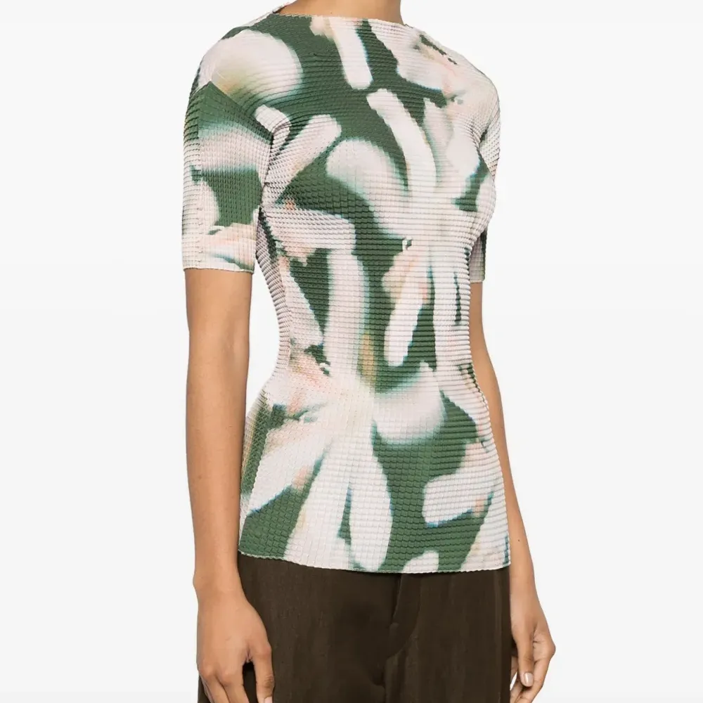 Плиссированная футболка с цветочным принтом