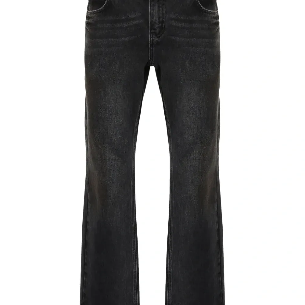 Прямые джинсы с завышенной талией