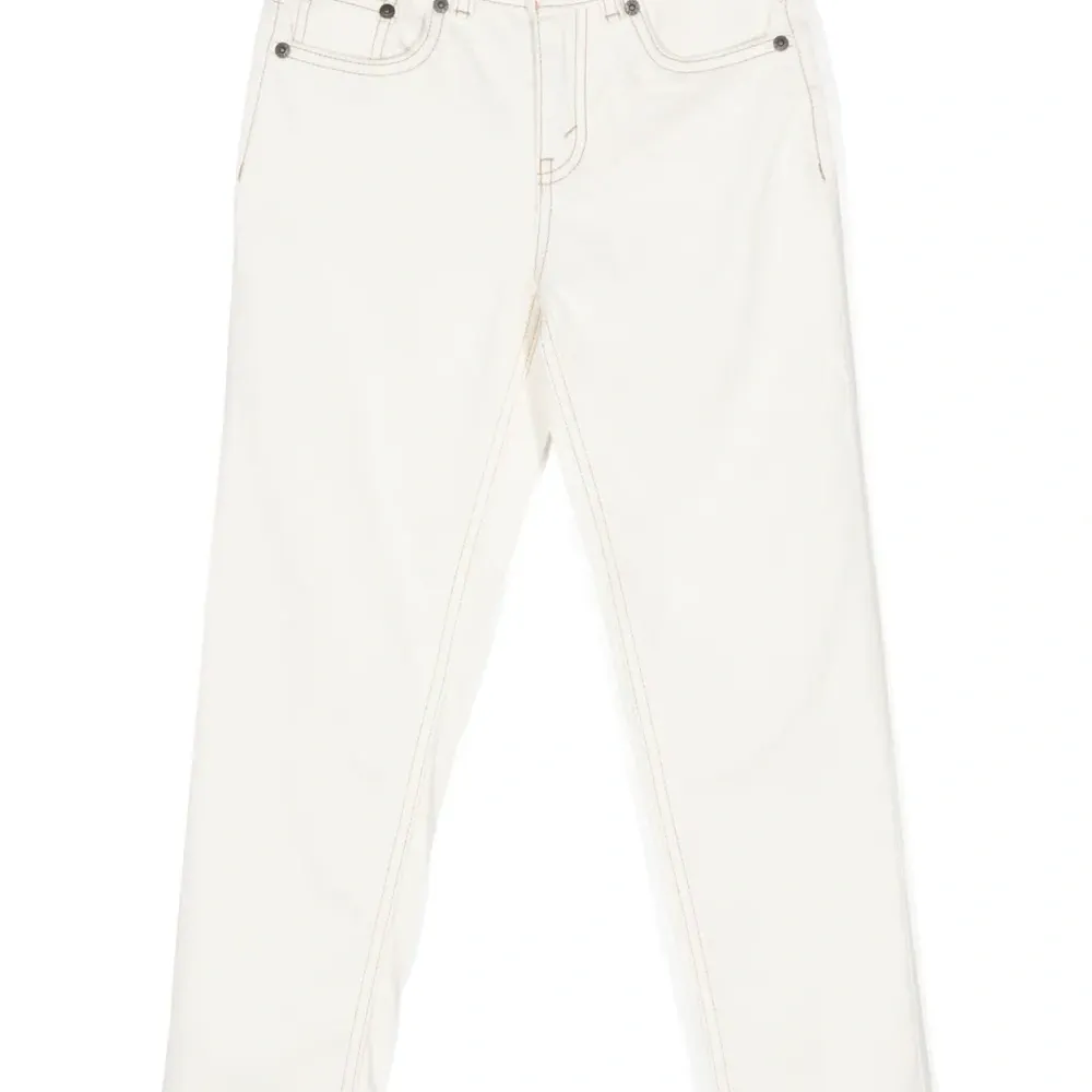 Зауженные джинсы с контрастной строчкой