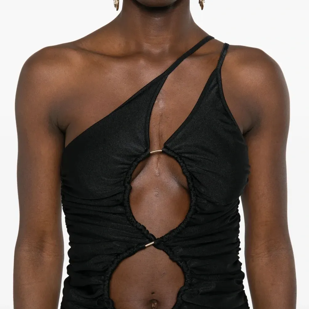 Топ асимметричного кроя с вырезами