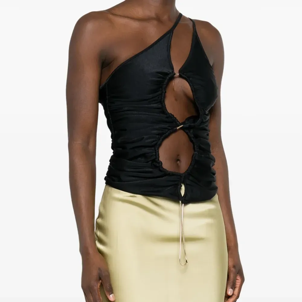 Топ асимметричного кроя с вырезами