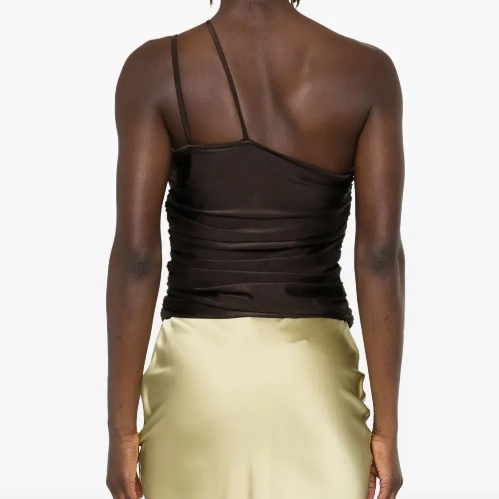 Топ асимметричного кроя с вырезами