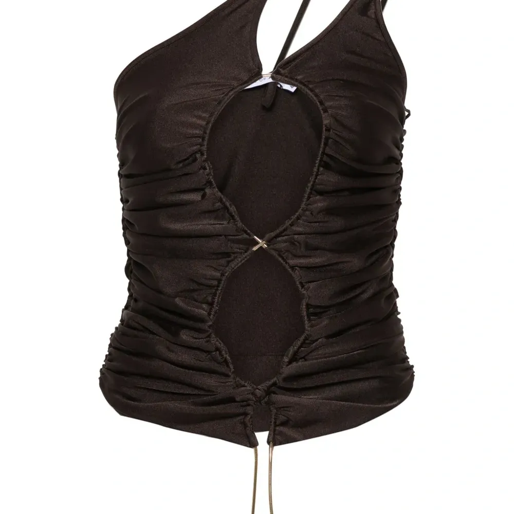 Топ асимметричного кроя с вырезами