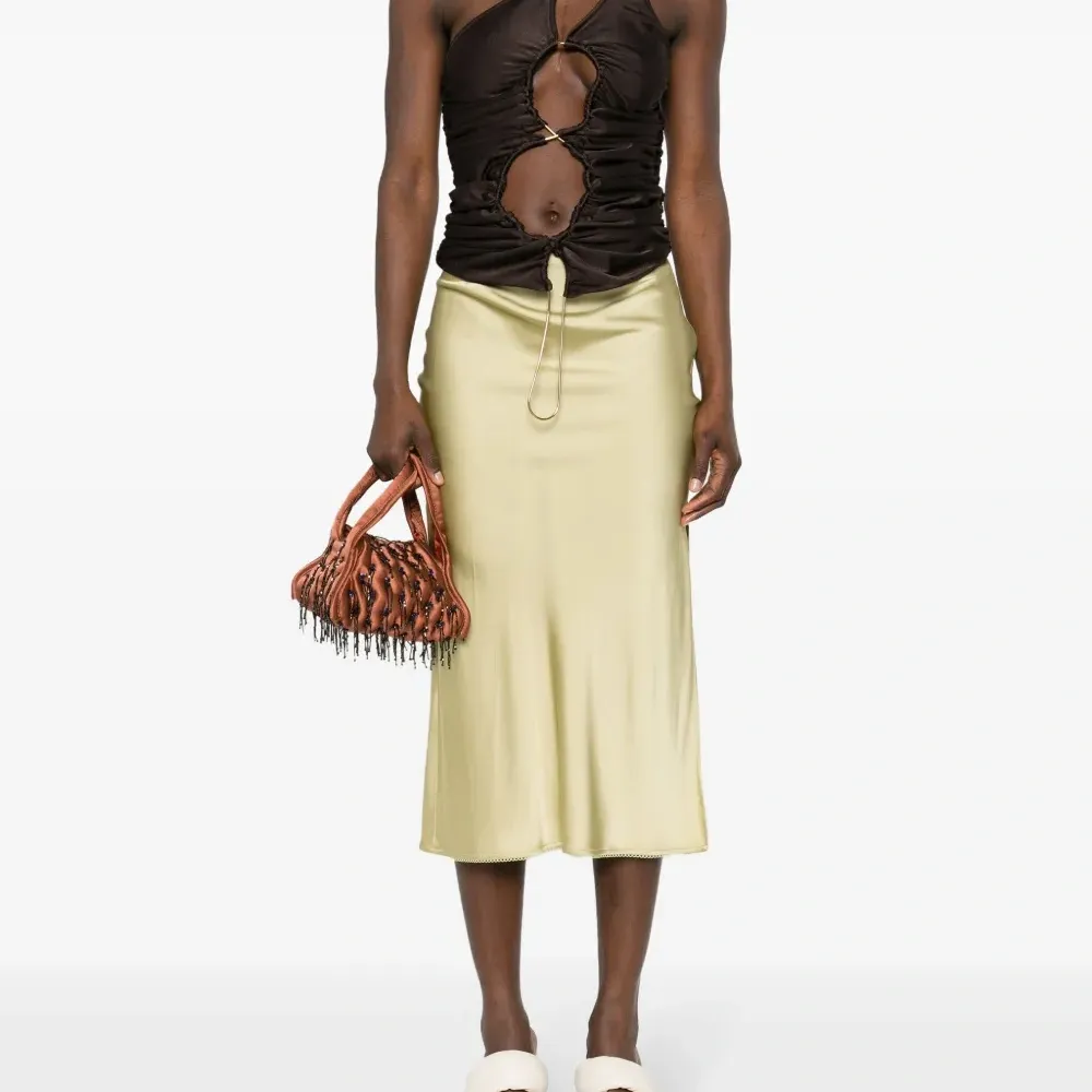 Топ асимметричного кроя с вырезами