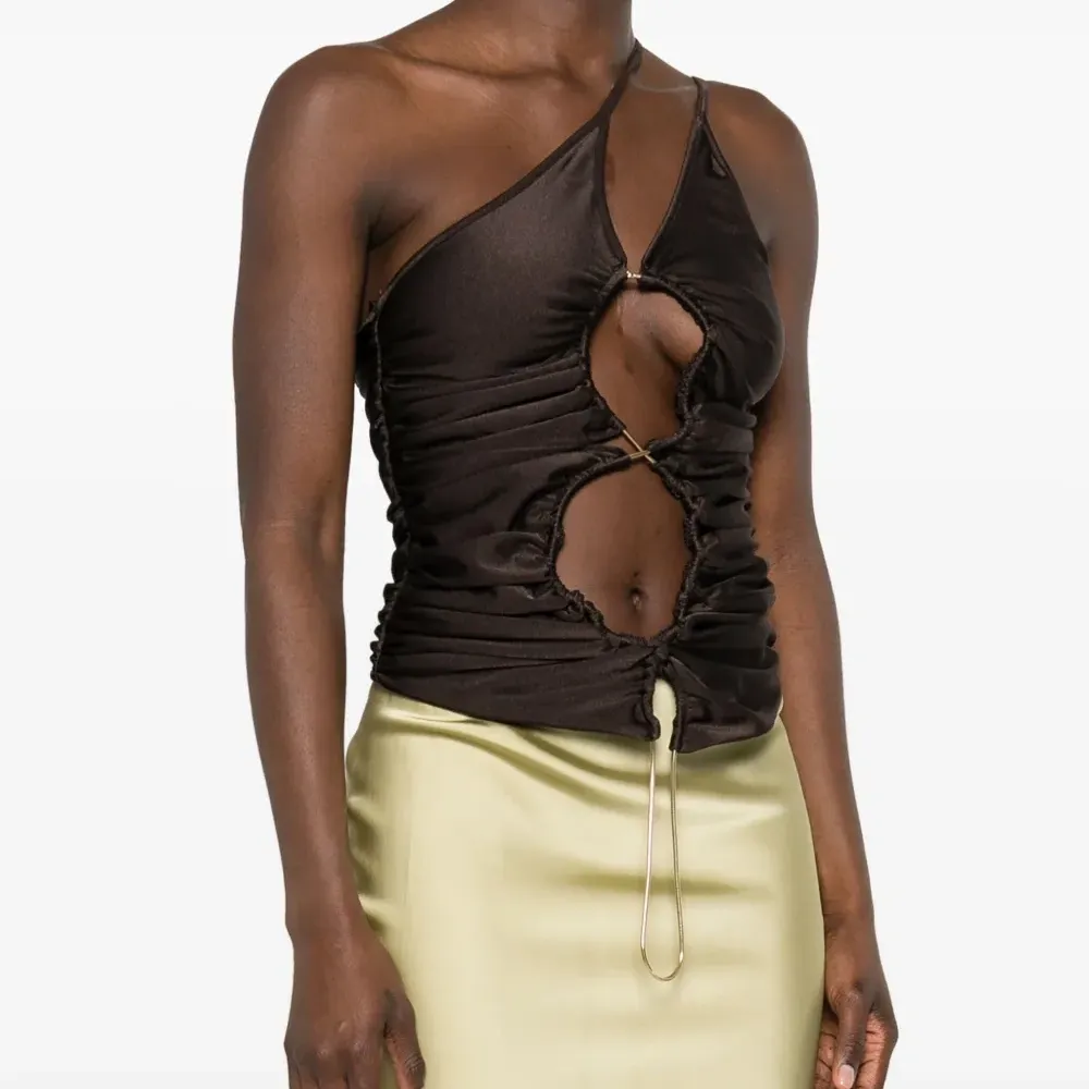 Топ асимметричного кроя с вырезами