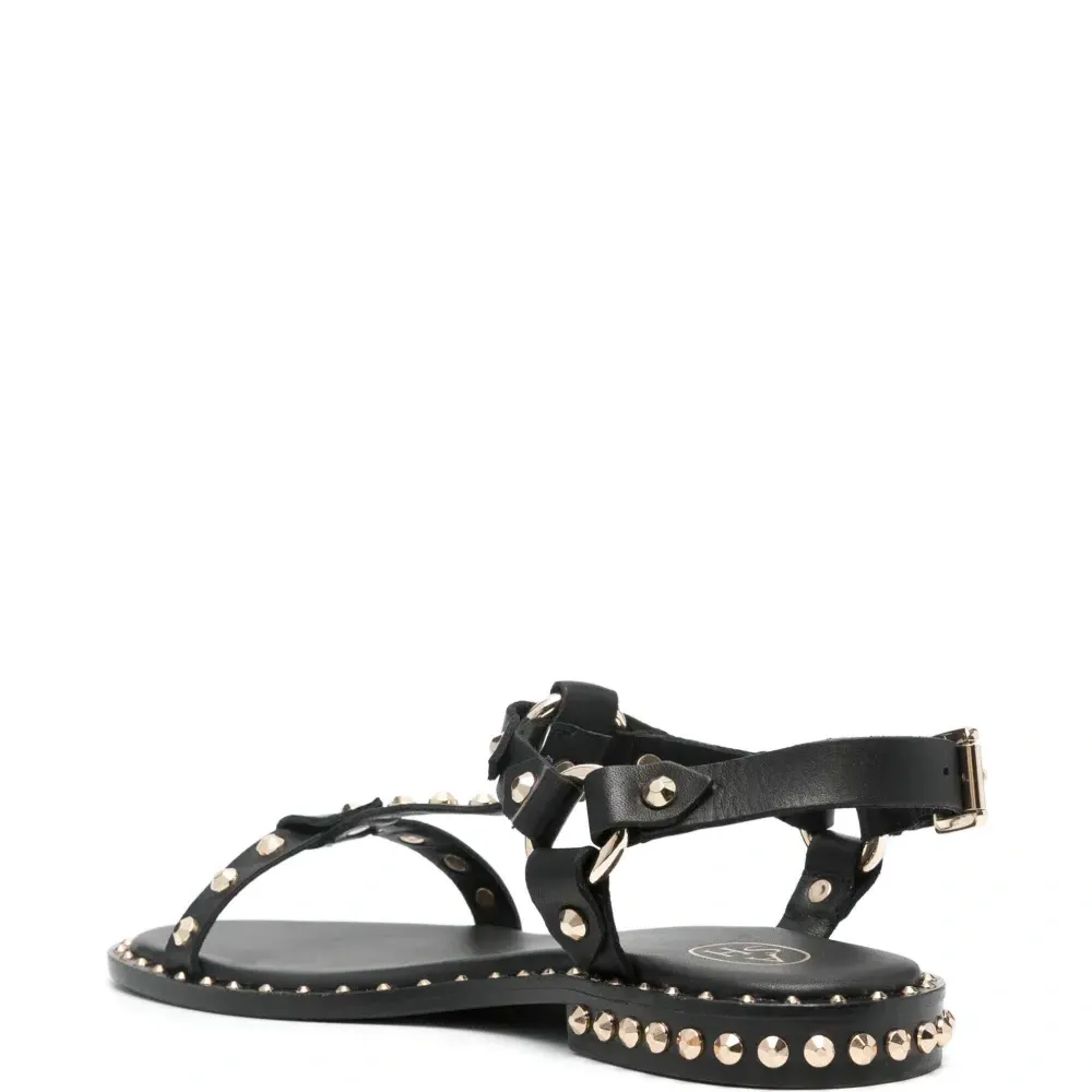 Сандалии с заклепками