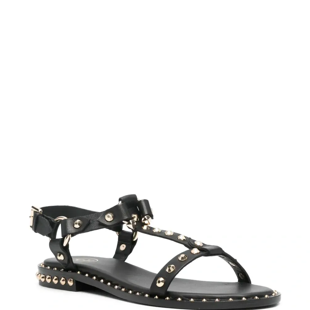 Сандалии с заклепками