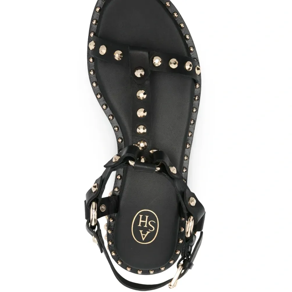 Сандалии с заклепками