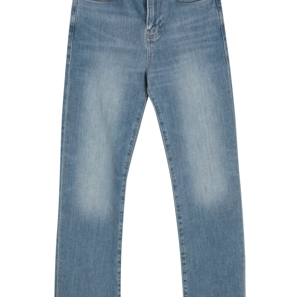 Прямые джинсы с завышенной талией