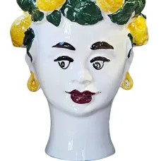 Скульптурная свеча в декорированном подсвечнике