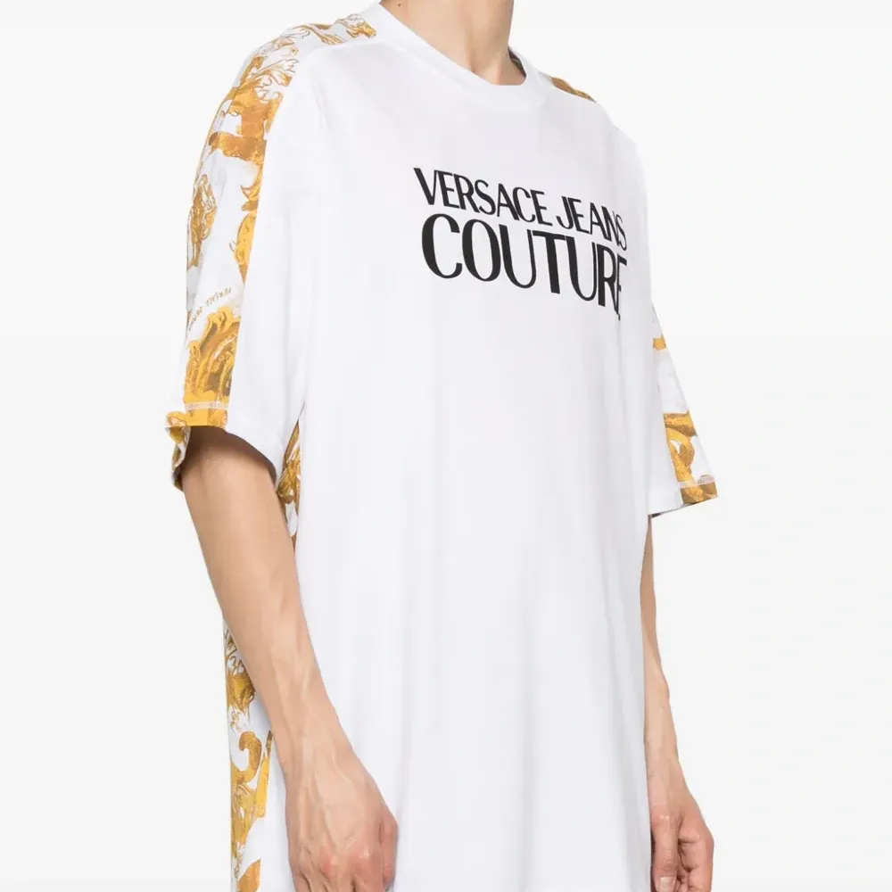 Футболка с логотипом